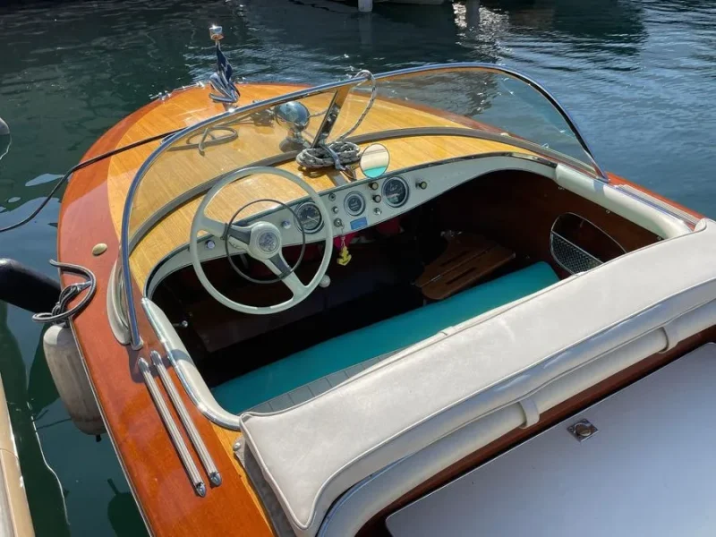 1957-cocktpit-of-riva-florida-electric-classic-boat