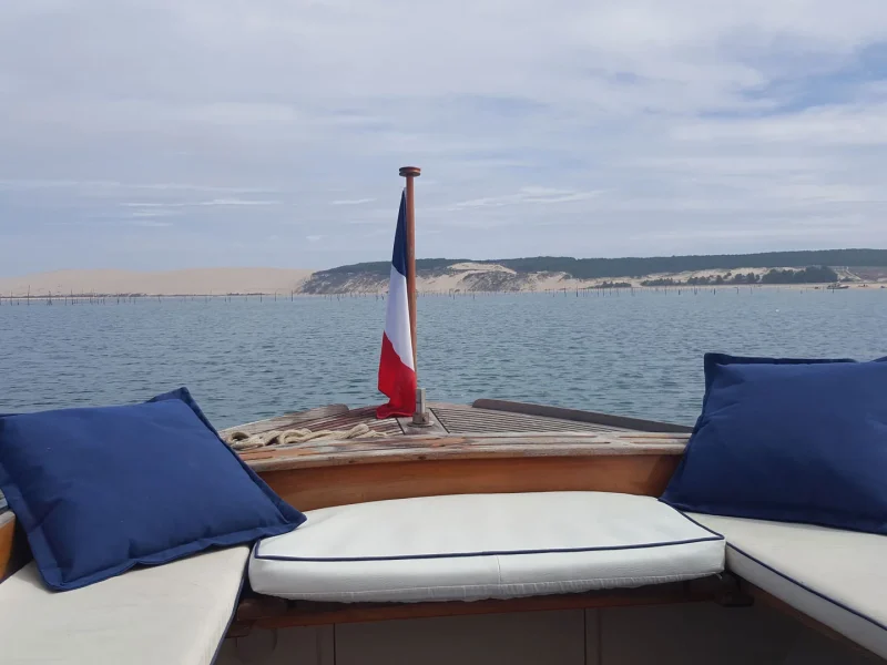 Banquette-arrière-de-la-pinasse-traditionnelle-en-bois-moteur-eelectrique-ou-hybride-par-lanéva