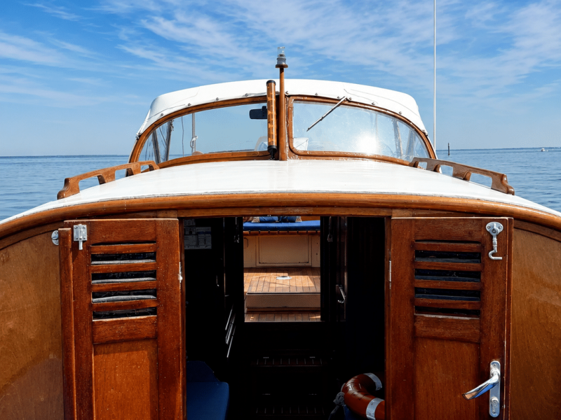 Cabine-pinasse-en-bois-traditionnelle-propulsion-electrique-ou-hybride-par-laneva-boats