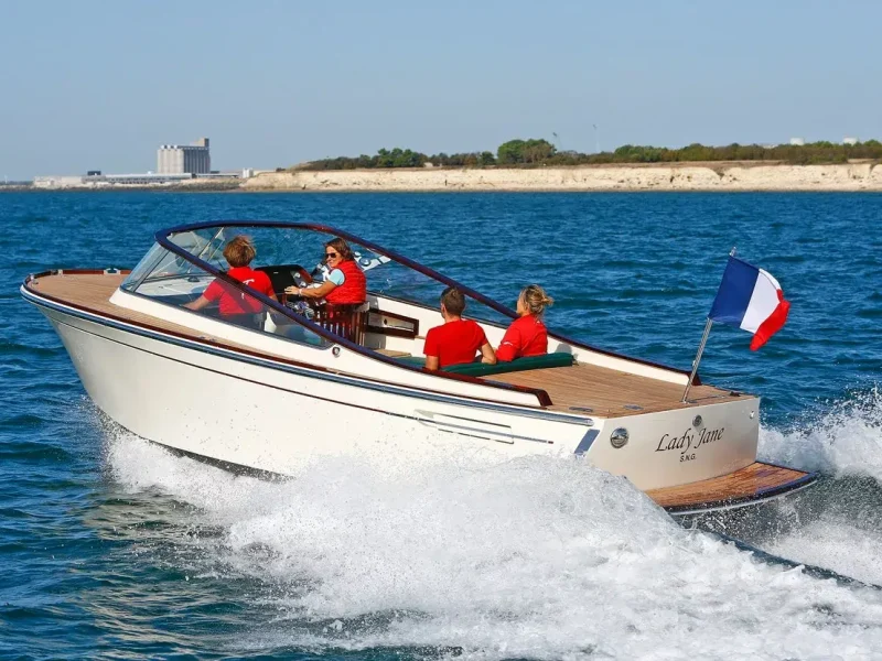 Lady-Jane-Tofinou-électrique-hybride-en-navigation-avec-Lanéva-boats