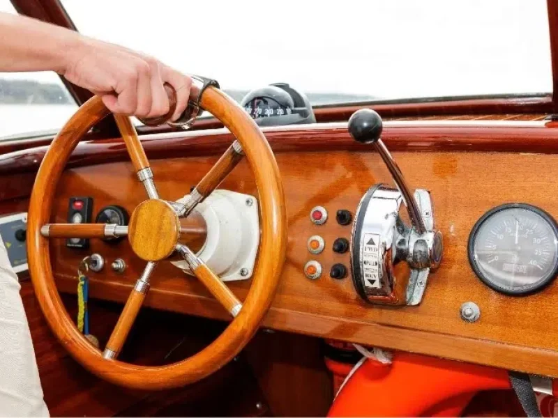 Lanéva-retrofit-Cantiere-Oscar-Taxi-venitien-cockpit