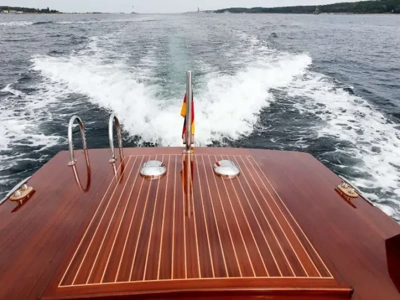 Lanéva-rétrofit-Cantiere-Oscar-Taxi-venitien-électrique-pont-arrière-