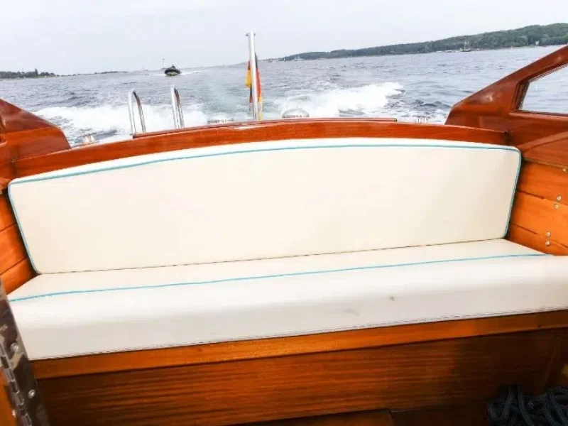 Lanéva-rétrofit-Cantiere-Oscar-Water-Taxi-venitien-électrique-banquette-arrière-